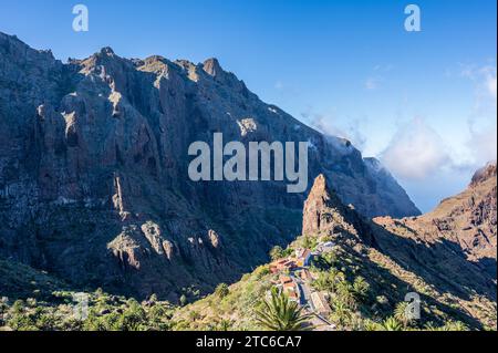 Vista di Masca, un piccolo villaggio di montagna sull'isola di Tenerife, dall'alto. Il villaggio si trova sopra le scogliere di Los Gigantes, la scogliera più alta Foto Stock