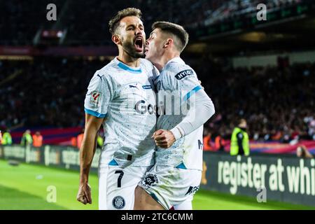 Valery Fernandez del Girona FC celebra un gol 1-3 con Cristhian Stuani durante la partita di calcio del campionato spagnolo la Liga tra FC Barcelona e Girona FC l'11 dicembre 2023 all'Estadi Olimpic de Montjuic di Barcellona, in Spagna Foto Stock