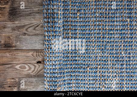 Tappeto in denim geometrico intrecciato a mano, texture di sfondo domestico intrecciato in iuta. Foto Stock