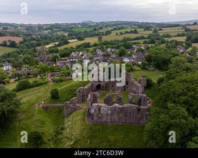 Vista aerea delle rovine del castello di Grosmont, Monmouthshire, Galles. Estate (giugno) 2023. Foto Stock