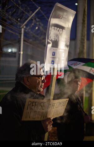 Glasgow, Regno Unito, 11 dicembre 2023. Il raduno pro-Palestina si riunisce al cancello di Thales, nell'area di Linthouse, per protestare contro il loro coinvolgimento con l'esercito britannico e la produzione di armi e infrastrutture, in un momento di genocidio a Gaza, a Glasgow, in Scozia, l'11 dicembre 2023. Crediti fotografici: Jeremy Sutton-Hibbert/ Alamy Live News. Foto Stock