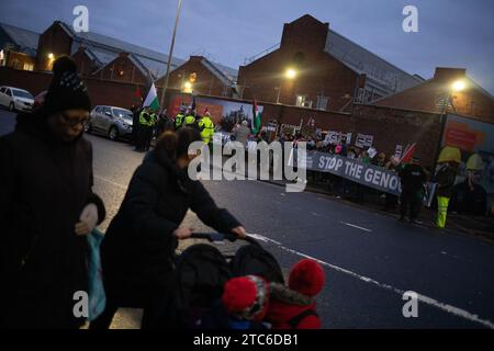 Glasgow, Regno Unito, 11 dicembre 2023. Il raduno pro-Palestina si riunisce al cancello anteriore della BAE Systems a Govan per protestare contro il loro coinvolgimento con la marina britannica e le infrastrutture militari, in un momento di genocidio a Gaza, a Glasgow, in Scozia, l'11 dicembre 2023. Crediti fotografici: Jeremy Sutton-Hibbert/ Alamy Live News. Foto Stock