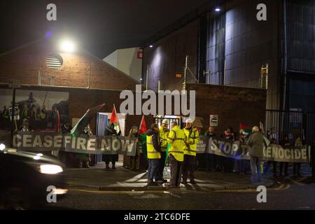 Glasgow, Regno Unito, 11 dicembre 2023. Il raduno pro-Palestina si riunisce al cancello anteriore della BAE Systems a Govan per protestare contro il loro coinvolgimento con la marina britannica e le infrastrutture militari, in un momento di genocidio a Gaza, a Glasgow, in Scozia, l'11 dicembre 2023. Crediti fotografici: Jeremy Sutton-Hibbert/ Alamy Live News. Foto Stock