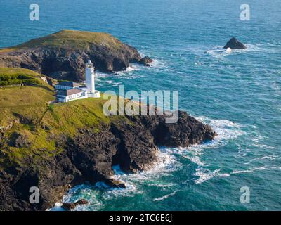 Vista aerea del faro di Trevose Head nella Cornovaglia settentrionale, Inghilterra. Estate (agosto) 2023. Foto Stock