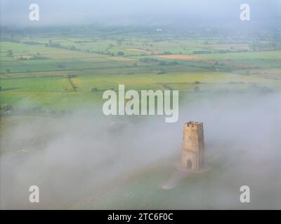 St Michael's Tower che emerge dalla nebbia mattutina a Glastonbury Tor, Somerset, Inghilterra. Estate (agosto) 2023. Foto Stock