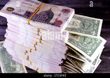 Pile e pile d'Egitto denaro migliaia di sterline banconote banconote da 200 EGP LE, tasso di cambio egiziano e divieto di dollari americani USA Foto Stock