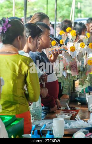 SURATTANI, THAILANDIA - 6 NOVEMBRE 2023: Persone in attesa di ricevere la distribuzione di cibo alle persone che vengono al Kathin Merit-making festival in Thailandia Foto Stock