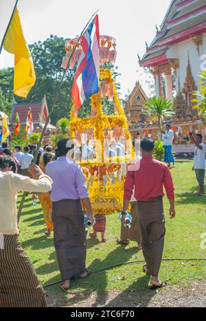 SURATTANI, THAILANDIA - 06 NOVEMBRE 2023: Il popolo birmano si veste in abiti nazionali, è uscito felicemente durante il Kathin Merit-making festival del nostro birmano Foto Stock