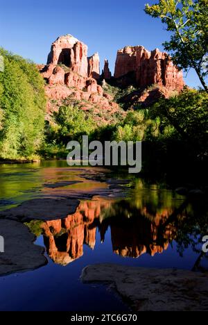 Cathedral Rock si riflette a Oak Creek, Sedona, Arizona. Foto Stock