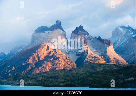 Alba sul Cuernos del Paine nel Parco Nazionale di Las Torres del Paine, Cile. Foto Stock