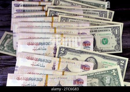 Pile e pile d'Egitto denaro migliaia di sterline banconote banconote da 200 EGP LE, tasso di cambio egiziano e divieto di dollari americani USA Foto Stock