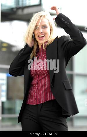 Junge Frau bei Telefonieren, Deutschland, BLF *** giovane donna al telefono, Germania, BLF BL74498 credito: Imago/Alamy Live News Foto Stock