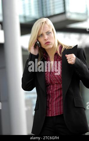 Junge Frau bei Telefonieren, Deutschland, BLF *** giovane donna al telefono, Germania, BLF BL74483 credito: Imago/Alamy Live News Foto Stock