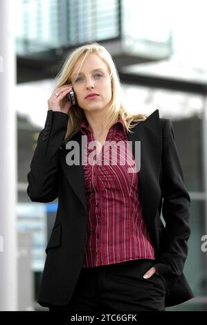 Junge Frau bei Telefonieren, Deutschland, BLF *** giovane donna al telefono, Germania, BLF BL74479 credito: Imago/Alamy Live News Foto Stock