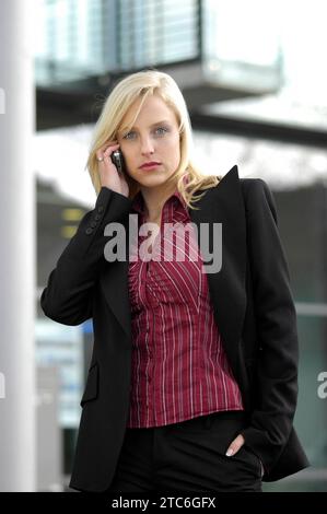 Junge Frau bei Telefonieren, Deutschland, BLF *** giovane donna al telefono, Germania, BLF BL74480 credito: Imago/Alamy Live News Foto Stock