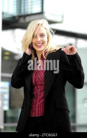 Junge Frau bei Telefonieren, Deutschland, BLF *** giovane donna al telefono, Germania, BLF BL74494 credito: Imago/Alamy Live News Foto Stock