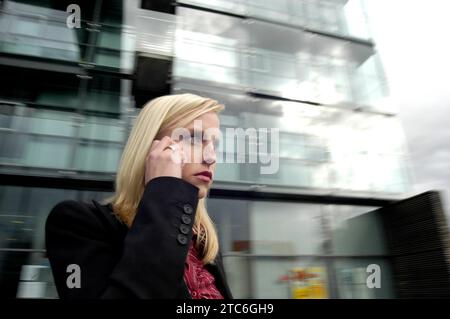 Junge Frau bei Telefonieren, Deutschland, BLF *** giovane donna al telefono, Germania, BLF BL74632 credito: Imago/Alamy Live News Foto Stock