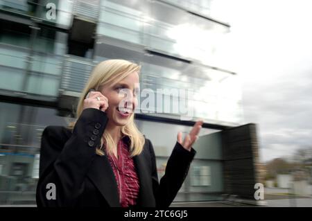 Junge Frau bei Telefonieren, Deutschland, BLF *** giovane donna al telefono, Germania, BLF BL74640 credito: Imago/Alamy Live News Foto Stock