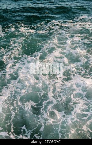 Tranquille onde turchesi dell'oceano: Ideali per sfondi e temi naturali. Foto Stock