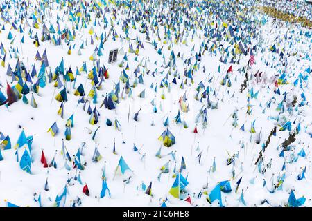 Numerose bandiere ucraine sono viste nella neve, a simboleggiare il gran numero di prigionieri di guerra ucraini Azov in prigionia russa durante la manifestazione. Il raduno libero Azov a sostegno dei prigionieri di guerra ucraini si è tenuto a Maidan Nezalezhnosti a Kiev. I parenti e gli amici dei difensori di Azov hanno chiesto il rilascio dei militari detenuti dalla Russia in violazione del diritto umanitario internazionale. Circa 200 persone si sono riunite a Maidan Nezalezhnosti, che si estende lungo entrambi i lati di Khreshchatyk. Con bandiere e cartelloni, parenti, amici e altre persone interessate che si sono unite al Foto Stock