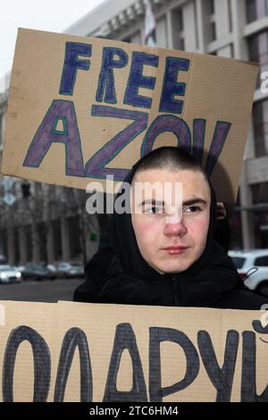 Il manifestante ha visto in mano un cartello che diceva "date loro la libertà" durante la manifestazione. Il raduno libero Azov a sostegno dei prigionieri di guerra ucraini si è tenuto a Maidan Nezalezhnosti a Kiev. I parenti e gli amici dei difensori di Azov hanno chiesto il rilascio dei militari detenuti dalla Russia in violazione del diritto umanitario internazionale. Circa 200 persone si sono riunite a Maidan Nezalezhnosti, che si estende lungo entrambi i lati di Khreshchatyk. Tenendo bandiere e cartelloni, i parenti, gli amici e le altre persone interessate che si sono Uniti al raduno hanno chiesto il rilascio dei soldati, che sono stati a Ru Foto Stock