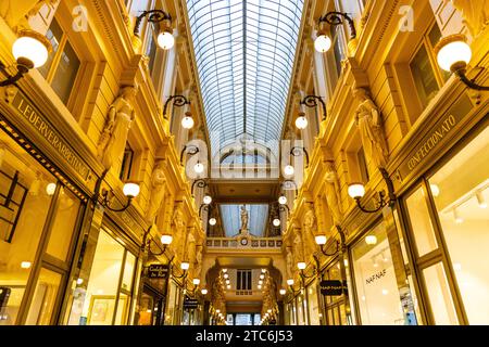 Interno della galleria commerciale Passage du Nord, Bruxelles, Belgio Foto Stock