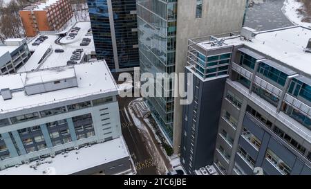 Fotografia con droni di un edificio alto da vicino, finestre e riflessi durante la sera d'inverno Foto Stock