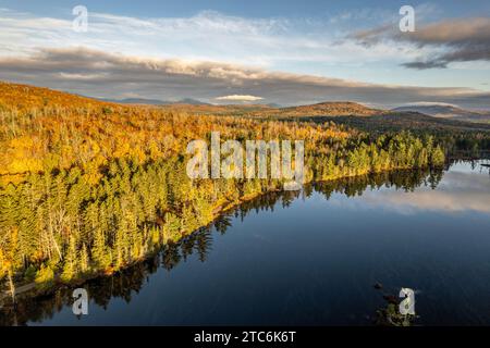 Tranquillo e tranquillo lago all'alba in autunno vicino a Millinocket, Maine. Foto Stock