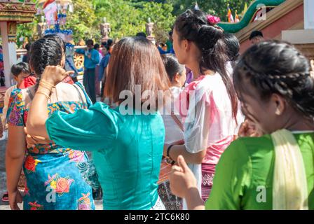 SURATTANI, THAILANDIA - 06 NOVEMBRE 2023: I birmani vestono abiti nazionali, usciti durante il festival Kathin Merit-making dei nostri fratelli birmani Foto Stock