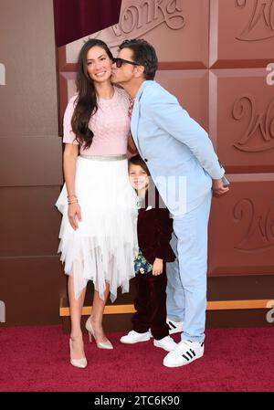 LOS ANGELES, CALIFORNIA - 10 DICEMBRE: (L-R) Caitlin McHugh, Billy Stamos e John Stamos partecipano alla Los Angeles Premiere della Warner Bros. "Wonka" a R. Foto Stock