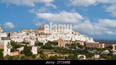 Ostuni, Italia - uno dei borghi più belli del Sud Italia, Ostuni mostra una meravigliosa città vecchia con un profilo inconfondibile Foto Stock