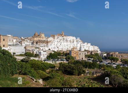 Ostuni, Italia - uno dei borghi più belli del Sud Italia, Ostuni mostra una meravigliosa città vecchia con un profilo inconfondibile Foto Stock