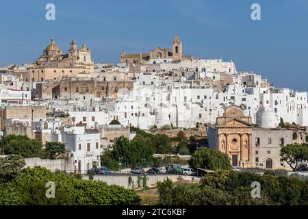 Ostuni, Italia - uno dei borghi più belli del Sud Italia, Ostuni mostra una meravigliosa città vecchia con un profilo inconfondibile Foto Stock