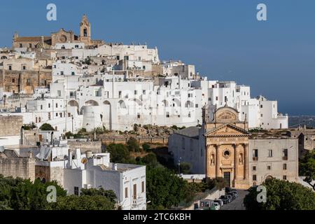 Ostuni, Italia - uno dei borghi più belli del Sud Italia, Ostuni mostra una meravigliosa città vecchia con un profilo inconfondibile Foto Stock