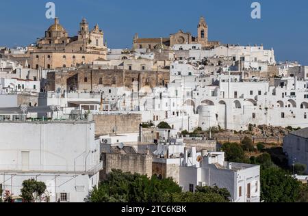 Ostuni, Italia - uno dei borghi più belli del Sud Italia, Ostuni mostra una meravigliosa città vecchia con un profilo inconfondibile Foto Stock