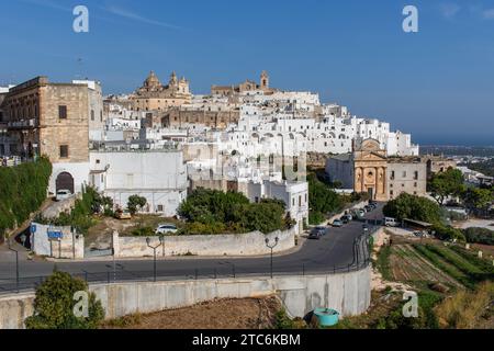 Ostuni, Italia - uno dei borghi più belli del Sud Italia, Ostuni mostra una meravigliosa città vecchia con un profilo inconfondibile Foto Stock