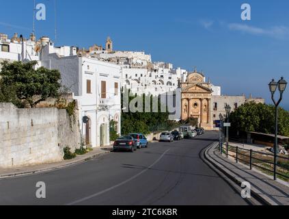 Ostuni, Italia - uno dei borghi più belli del Sud Italia, Ostuni mostra una meravigliosa città vecchia con un profilo inconfondibile Foto Stock