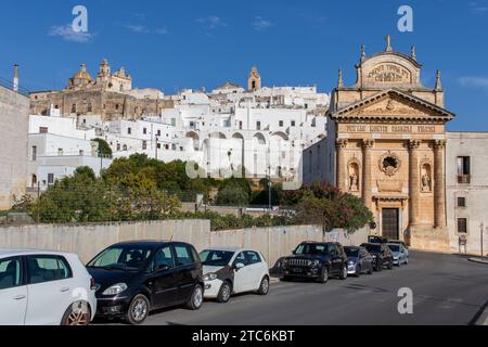 Ostuni, Italia - uno dei borghi più belli del Sud Italia, Ostuni mostra una meravigliosa città vecchia con un profilo inconfondibile Foto Stock