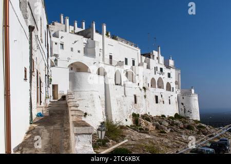 Ostuni, Italia - uno dei borghi più belli del Sud Italia, Ostuni mostra una meravigliosa città vecchia con un profilo inconfondibile Foto Stock