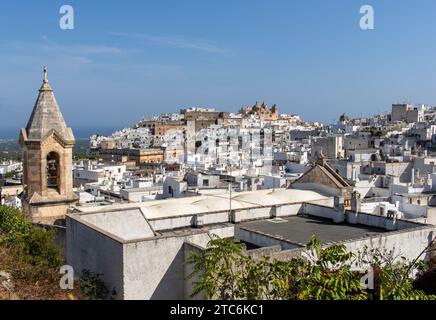 Ostuni, Italia - uno dei borghi più belli del Sud Italia, Ostuni mostra una meravigliosa città vecchia con un profilo inconfondibile Foto Stock