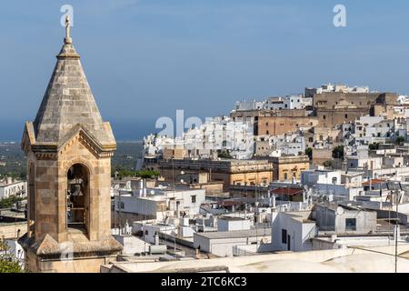 Ostuni, Italia - uno dei borghi più belli del Sud Italia, Ostuni mostra una meravigliosa città vecchia con un profilo inconfondibile Foto Stock