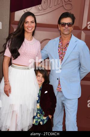 LOS ANGELES, CALIFORNIA - 10 DICEMBRE: (L-R) Caitlin McHugh, Billy Stamos e John Stamos partecipano alla Los Angeles Premiere della Warner Bros. "Wonka" a R. Foto Stock