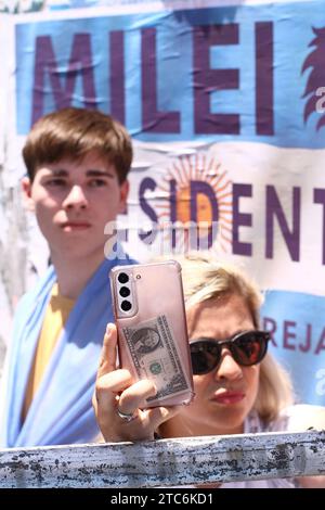 Buenos Aires, Argentina, 10 dicembre 2023, sostenitori di Javier Milei durante il giuramento e l'inaugurazione presidenziale al Congresso Nazionale (Pho Foto Stock