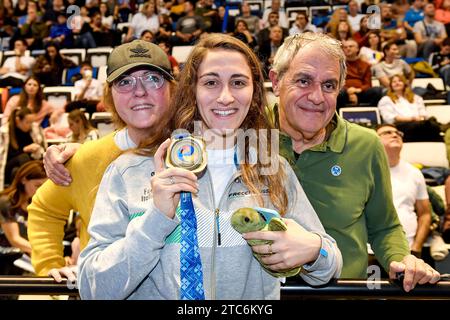 Simona Quadarella d'Italia, oro, con la sua famiglia durante i Campionati europei di nuoto corto al complesso Olimpico de Natație Otopeni di Otopeni (Romania), 10 dicembre 2023. Foto Stock