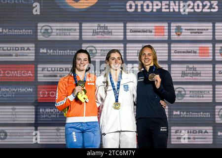 Tessa Giele dei Paesi Bassi, oro, Anna Ntountounaki della Grecia, Sara Junevik della Svezia, bronzo, esibiscono le medaglie dopo aver gareggiato nella finale femminile Butterfly 50m durante i Campionati europei di nuoto corto al complesso Olimpic de Natație Otopeni di Otopeni (Romania), 10 dicembre 2023. Foto Stock