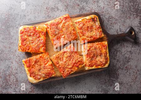 Sfincione siciliano pizza italiana focaccia preparata con cipolle, salsa di pomodoro, acciughe, formaggio caciocavallo e pangrattato primo piano sul Wo Foto Stock