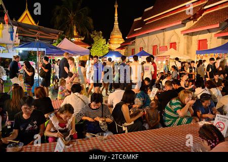 Food Court nel Temple Grounds, mercato domenicale a piedi della città Vecchia di Chiang mai, Thailandia Foto Stock