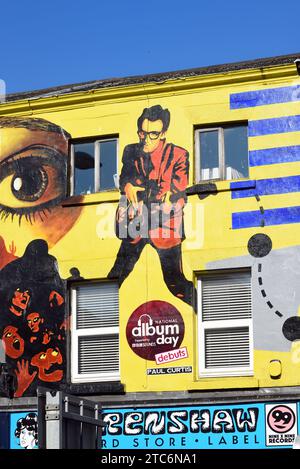 Negozio di dischi o negozio di musica con Wall Painting di Elvis Costello ispirato al suo album di debutto "My AIM Is True" (1977), Liverpool Inghilterra Regno Unito Foto Stock