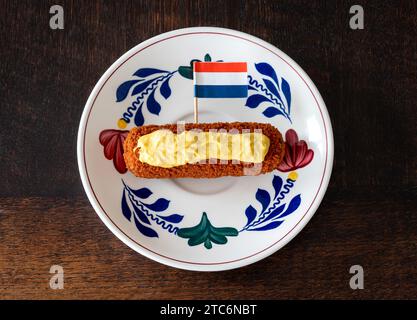 Kroket con senape e bandiera olandese sul piatto, spuntino fast food fritto in profondità popolare nei Paesi Bassi Foto Stock