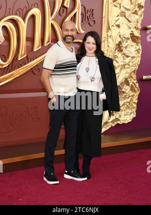 LOS ANGELES, CALIFORNIA - 10 DICEMBRE: (L-R) Keegan-Michael Key ed Elle Key partecipano alla Los Angeles Premiere della Warner Bros. "Wonka" al Regency Villag Foto Stock